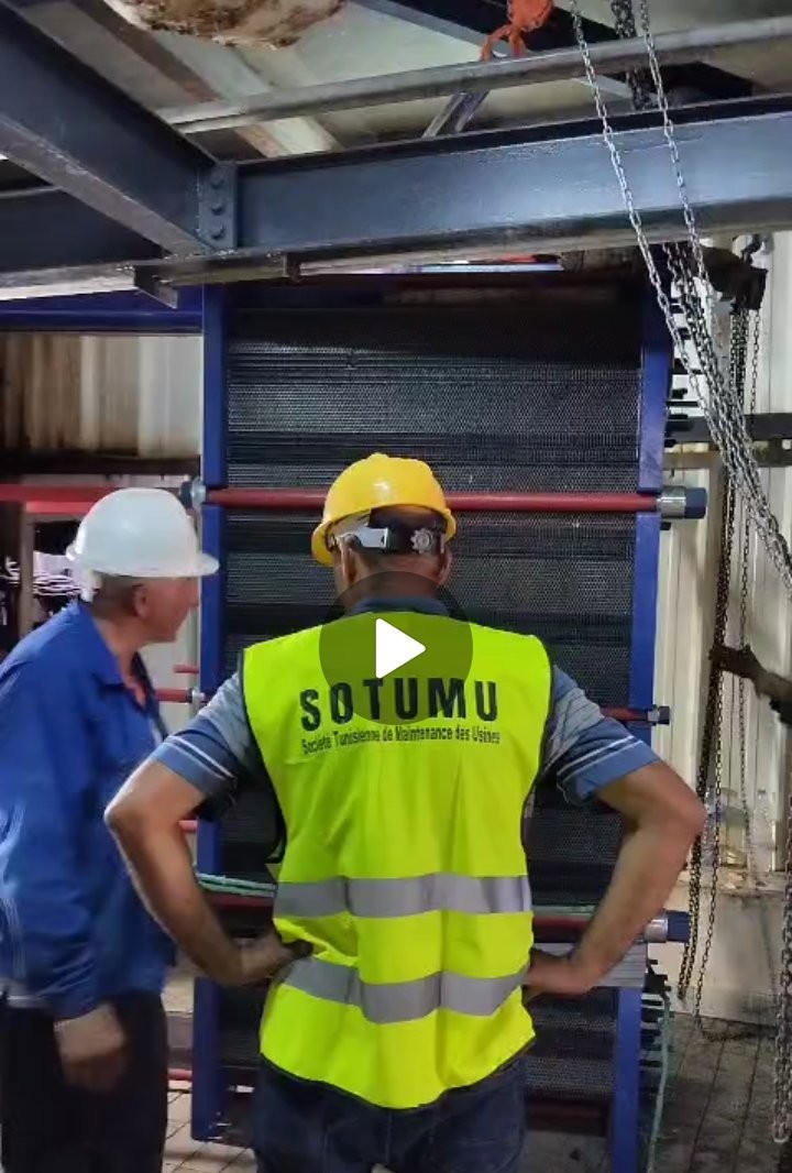 Le montage d'un échangeur thermique sur un chantier industriel, tel que celui de Rayen Food Industries en Tunisie (spécialisée dans la levure)